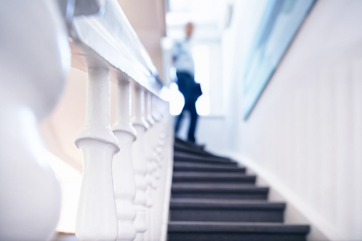 Herr Sasse luft Treppen hinunter