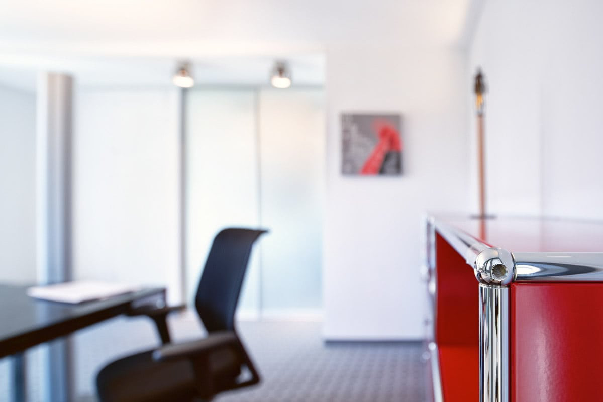 Bro mit rotem Regal und Stuhl